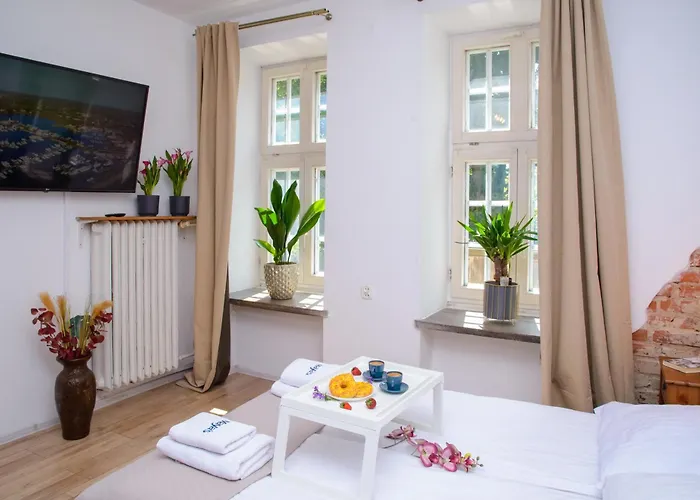 Maya's Flats & 19 & 20 - Ogarna